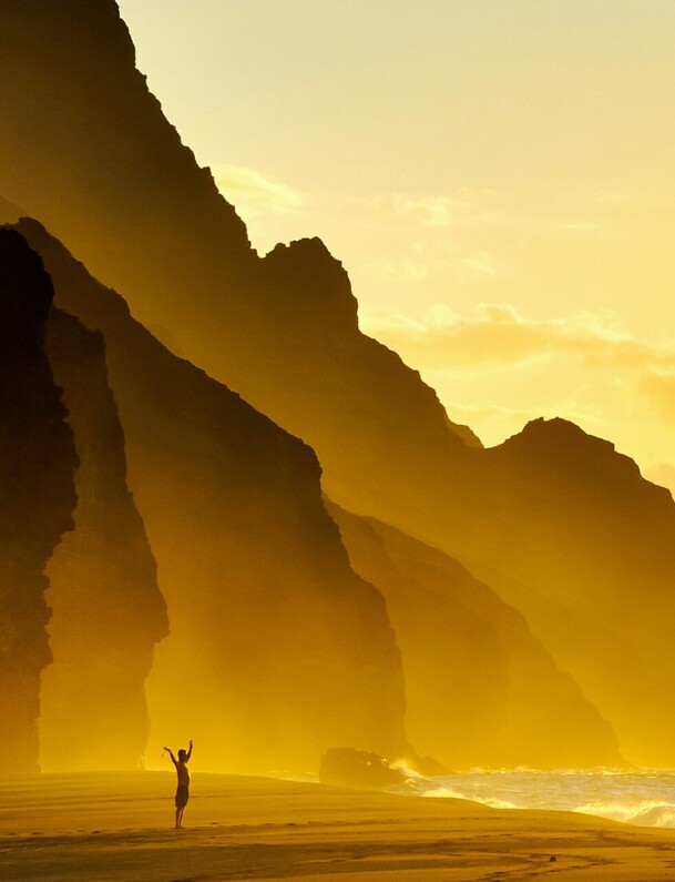 黄色水墨山峰天空PNG透明背景，H5高清设计素材，免费下载