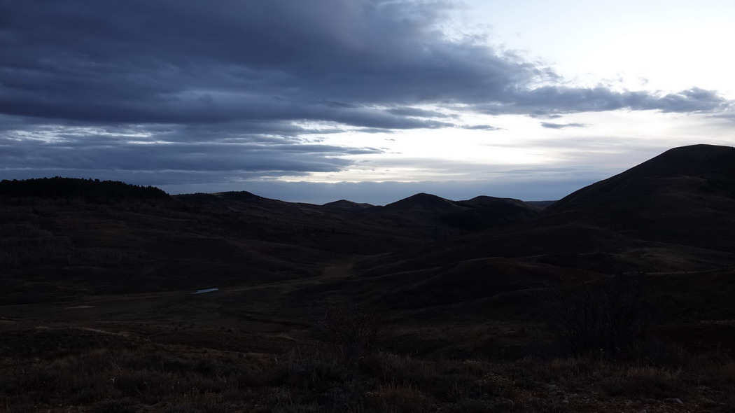 傍晚山丘美景，4K高清自然风景壁纸，3840x2160分辨率免费下载