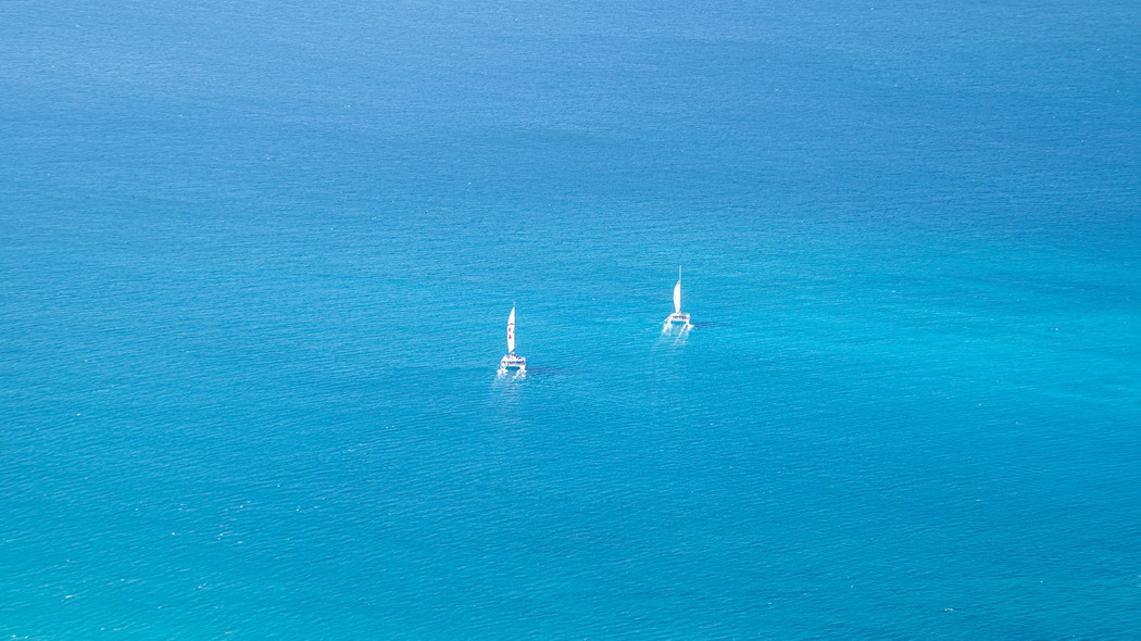 大海航行，极简蓝调4K超清壁纸，3840x2160高清风景图片下载
