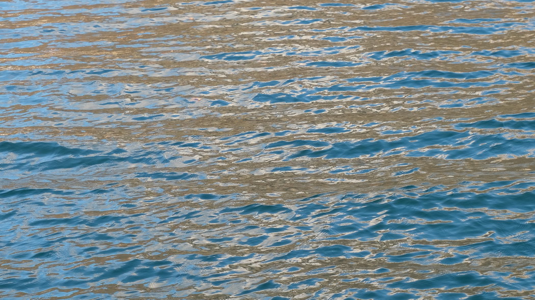 海之眩光，蓝色波纹自然美景，4K超高清壁纸3840x2160免费下载