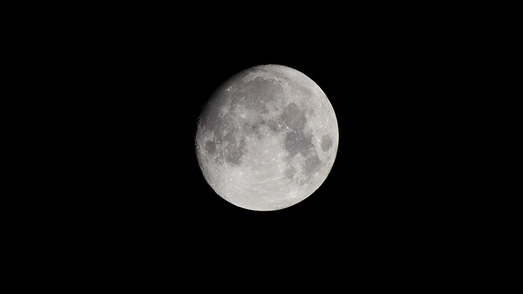 夜晚满月环形山，黑暗中的高清4K壁纸，3840x2160超清背景图片下载