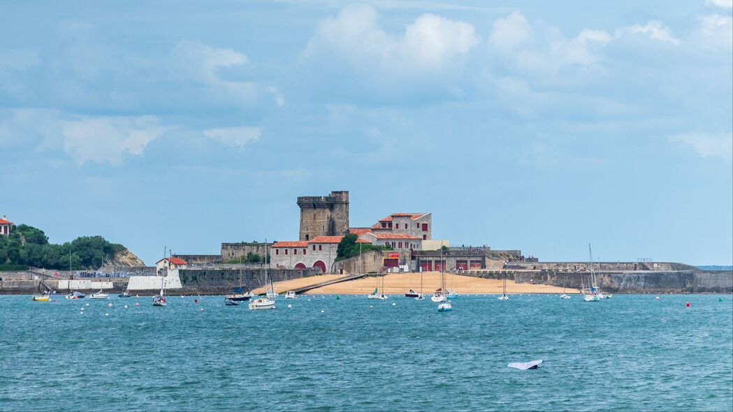 海船岛建筑美景，超高清4K壁纸，3840x2160分辨率，一键下载