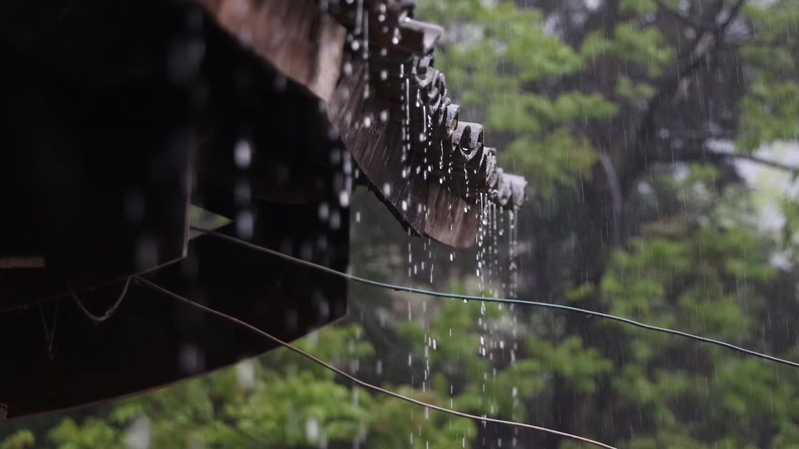 雨天瓦房，檐下雨滴高清JPG摄影素材，风景美图设计必备