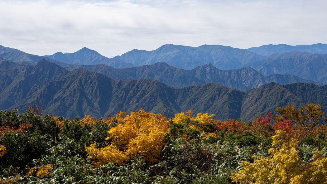 绝美山脉峰峦，绿意盎然自然风景，高清4K壁纸3840x2160免费下载