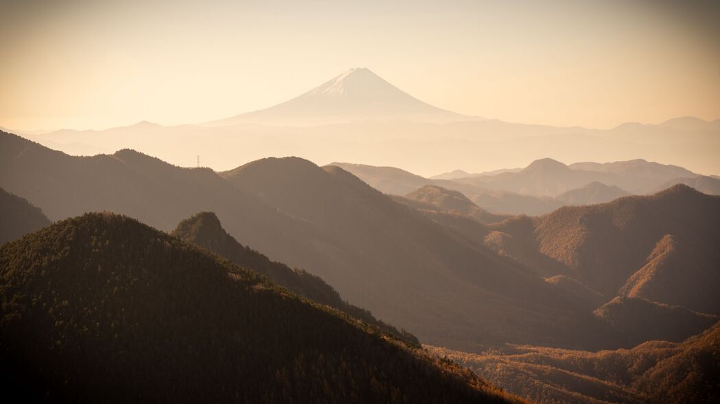 绝美山脉丘陵风光，雾锁峰峦4K壁纸，超清3840x2160分辨率下载
