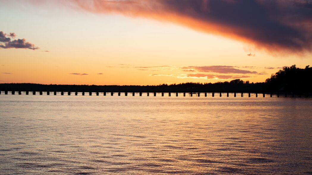 海码头夜景剪影，桩树映月，绝美4K高清壁纸（3840x2160）免费下载