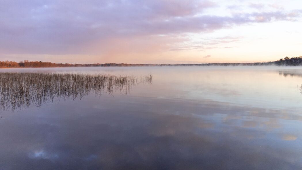 自然美景尽收眼底，河流草地天空4K高清壁纸，3840x2160超清分辨率，一键下载！