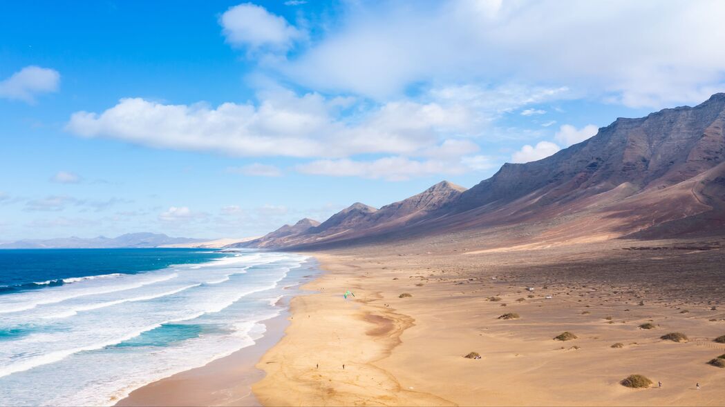 绝美海岸风光，大海浪涌泡沫，山脉壮丽，4K高清壁纸下载（3840x2160）