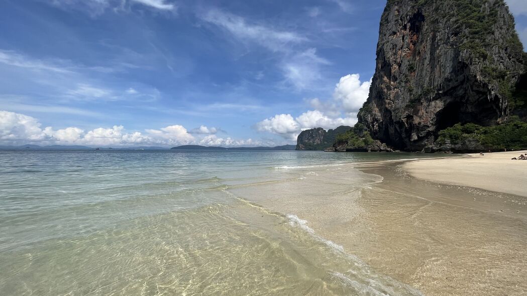 海浪拍岸，山云共绘，4K超清自然壁纸，3840x2160高清下载