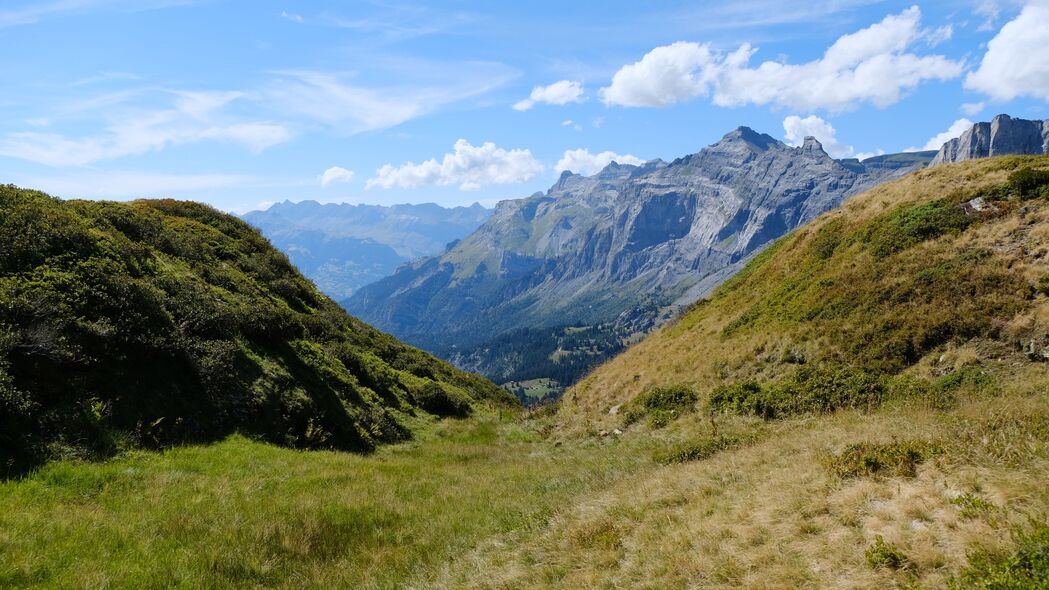 绝美山脉山谷草地自然4K风景壁纸，3840x2160高清大图，一键下载