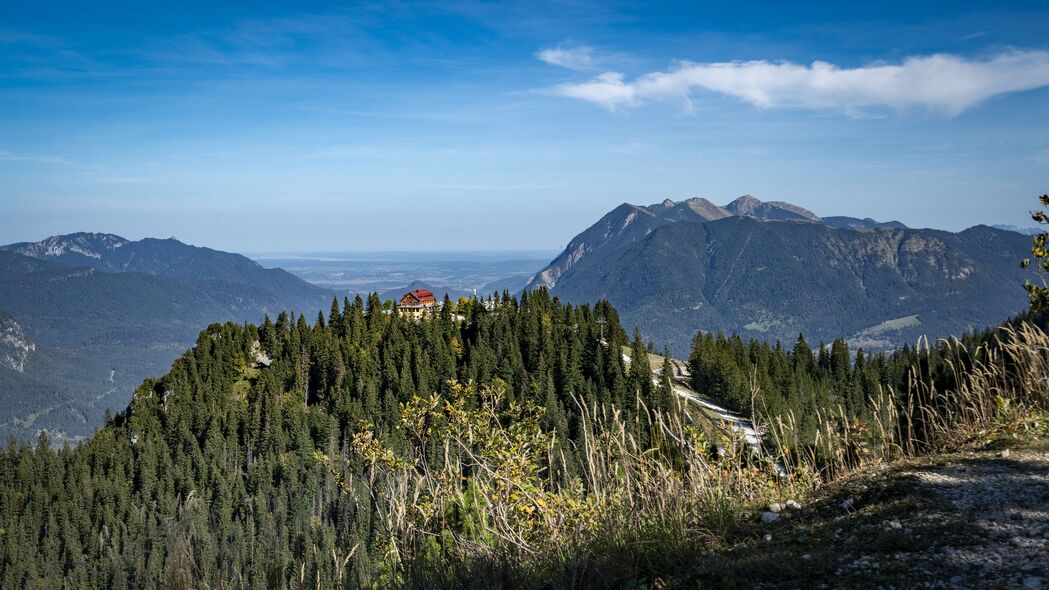 自然之美，森林山脉与房屋融合，4K高清壁纸，3840x2160极致视觉享受