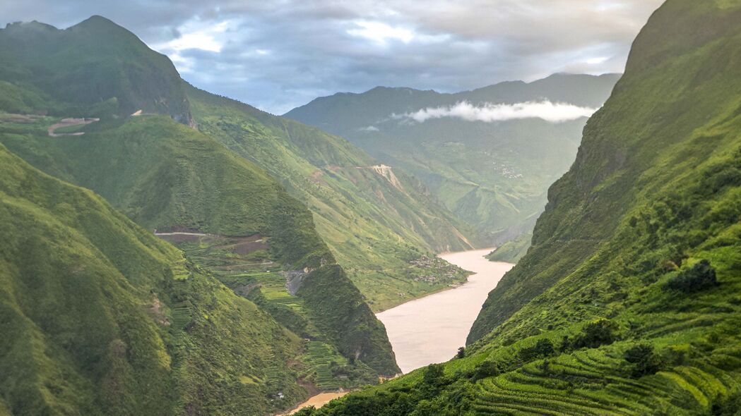 绝美4K风景壁纸，山脉丘陵河流草地灌木，高清3840x2160分辨率，免费下载！