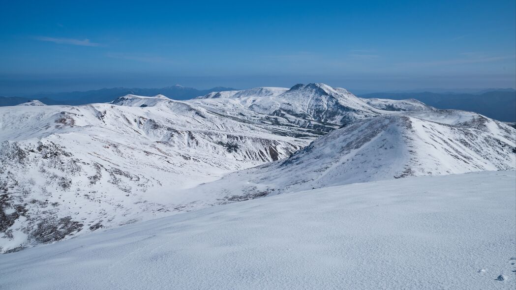 冬日雪山高清壁纸，纯净白峰，4K超清风景，3840x2160分辨率免费下载