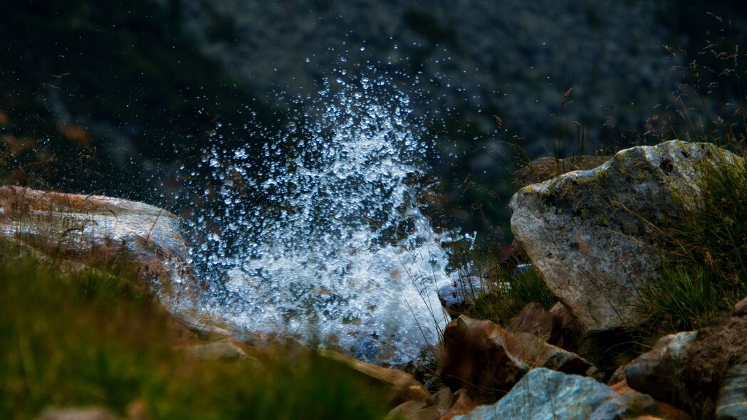 水溅石草模糊景，4K超清壁纸，3840x2160高清下载