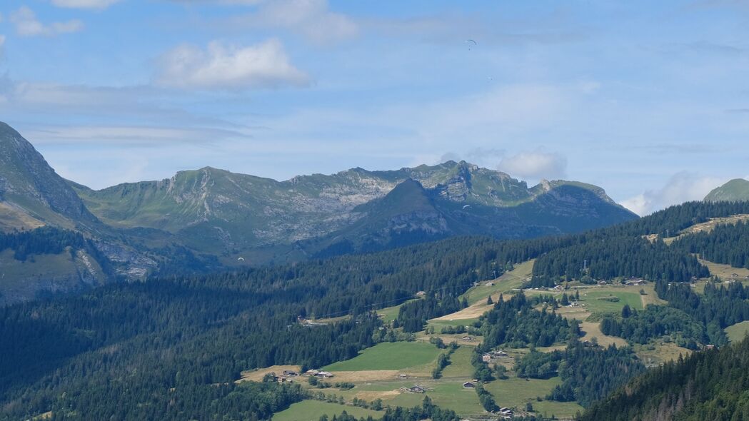 4K高清自然风景壁纸，山谷山脉树木美景，3840x2160分辨率免费下载