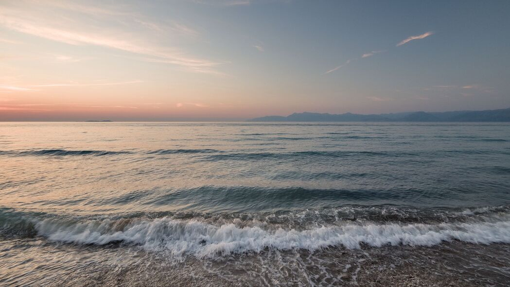 日出海景4K超高清壁纸，海浪轻拍海岸，美景尽在眼前，3840x2160分辨率下载