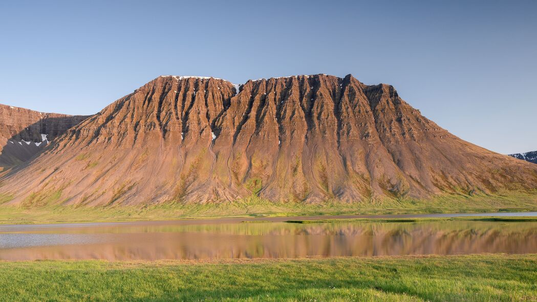 绝美山川浮雕风景，峰谷草色如画，4K高清壁纸3840x2160下载