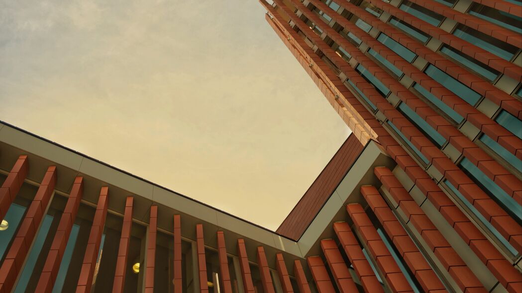 建筑底部与屋顶美景，天空映衬4K超高清壁纸，3840x2160分辨率下载