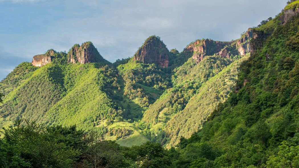 绝美自然风景，山脉、树木、河流与天空4K超清壁纸（3840x2160）免费下载
