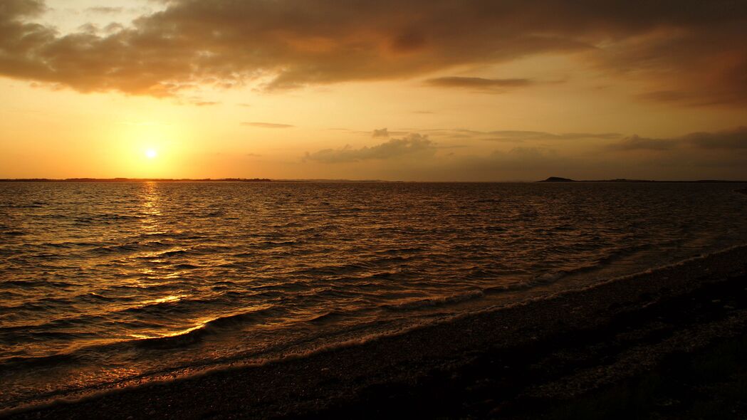 绝美日落，地平线交汇大海，海浪轻拂，超清4K自然风景壁纸（3840x2160高清下载）
