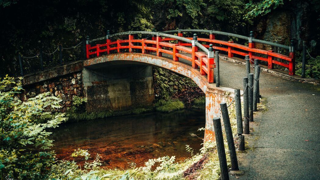桥梁横跨河流，树木掩映铁锈之美——超高清4K壁纸，3840x2160分辨率免费下载