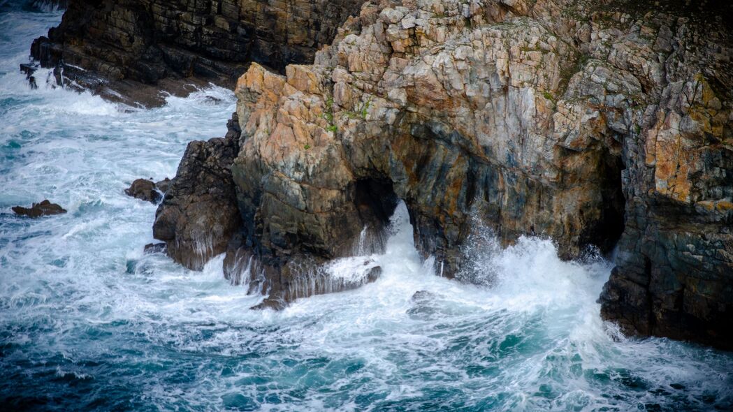 探索自然之美，岩石洞穴、海浪泡沫4K高清壁纸，3840x2160分辨率畅享下载