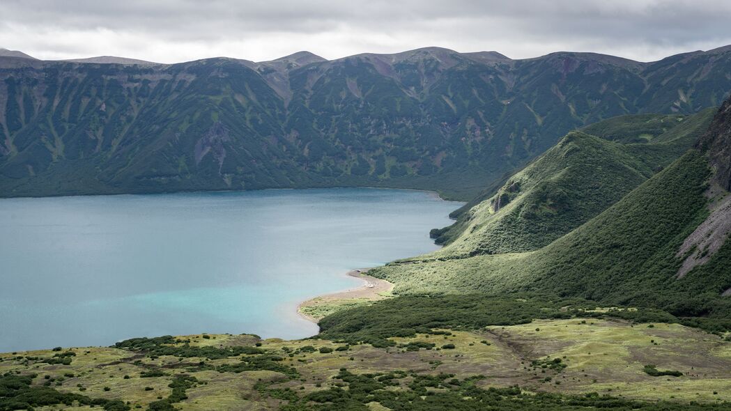 湖山草景，自然之美尽在眼前！高清4K壁纸，3840x2160分辨率，免费下载