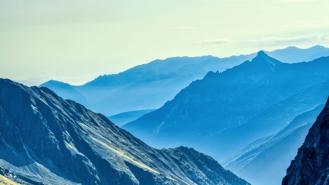绝美山脉峰景，4K高清壁纸，自然阴影，3840x2160分辨率免费下载
