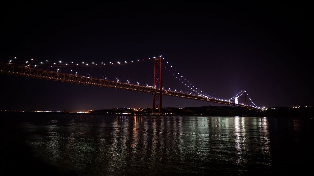 夜晚桥梁与河流灯光璀璨，黑暗中的天空美景，超清4K壁纸3840x2160高清下载