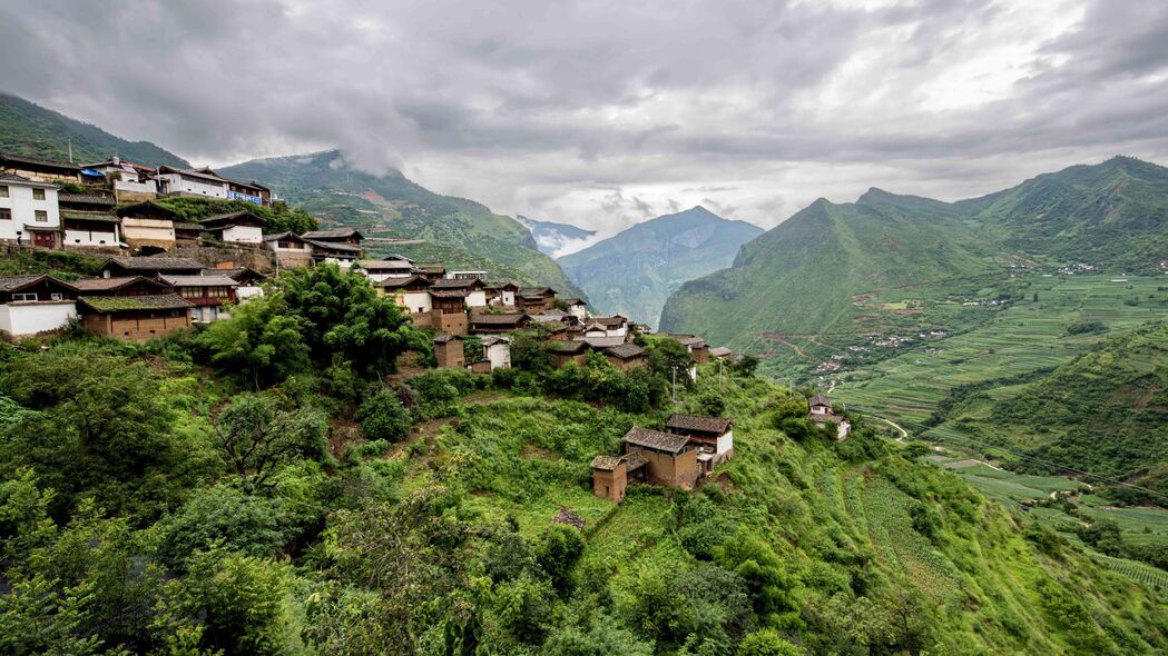 绝美丘陵山脉景色，房屋树木点缀，4K超清壁纸3840x2160免费下载