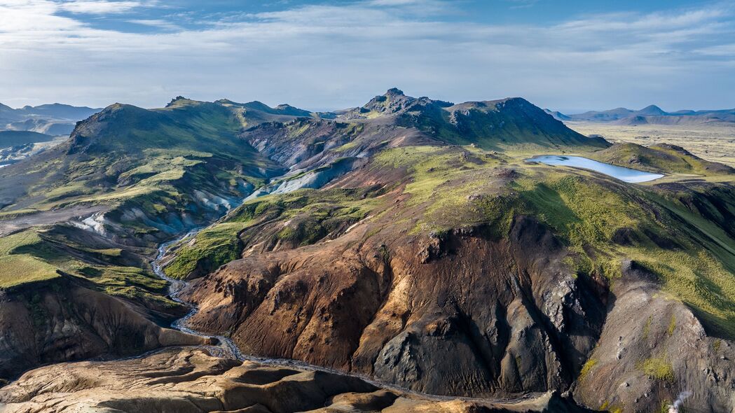 丘陵浮雕美景，河流蜿蜒入画——4K高清风景壁纸（3840x2160）下载