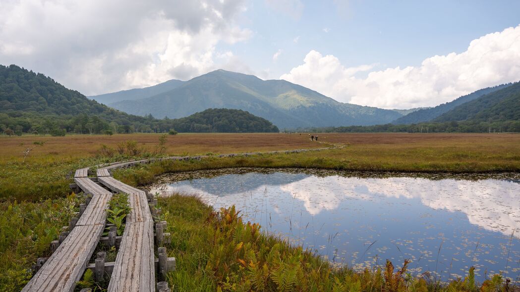 湖泊山脉步道自然美景，高清4K风景壁纸，3840x2160分辨率下载