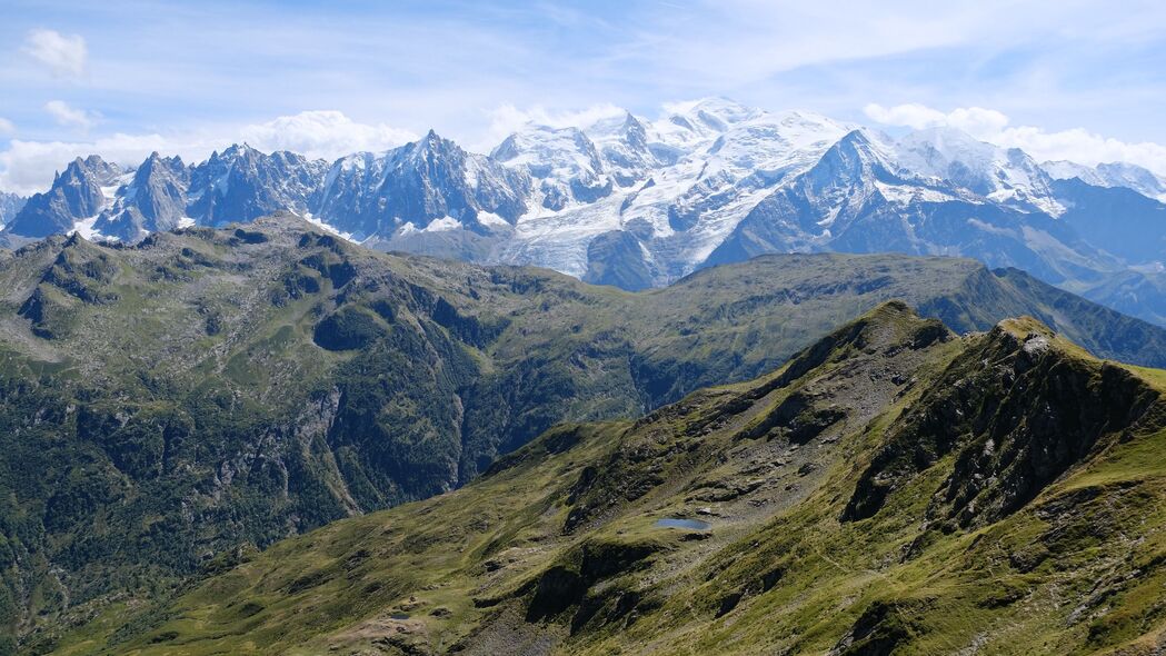 4K超清壁纸下载，壮丽山脉与雪峰，绿草白云共绘自然之美（3840x2160）