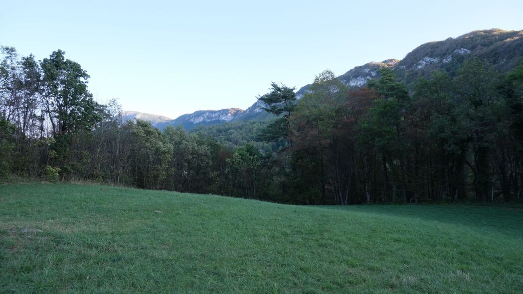自然之美，4K高清树木草地山脉风景壁纸，3840x2160分辨率畅享下载