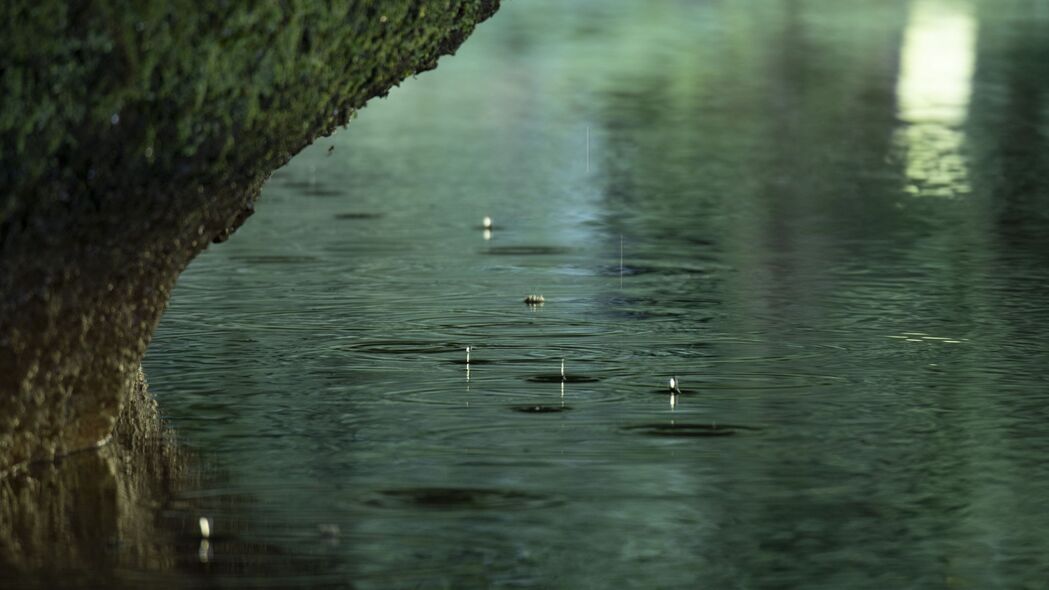 宏观视角下的河流雨滴与石头，精美4K壁纸，3840x2160高清背景图片下载