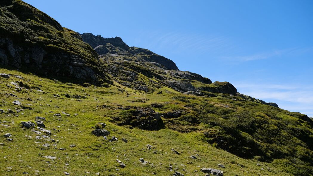 4K高清自然风景壁纸，斜坡丘陵石头景观，草色清新，3840x2160分辨率下载