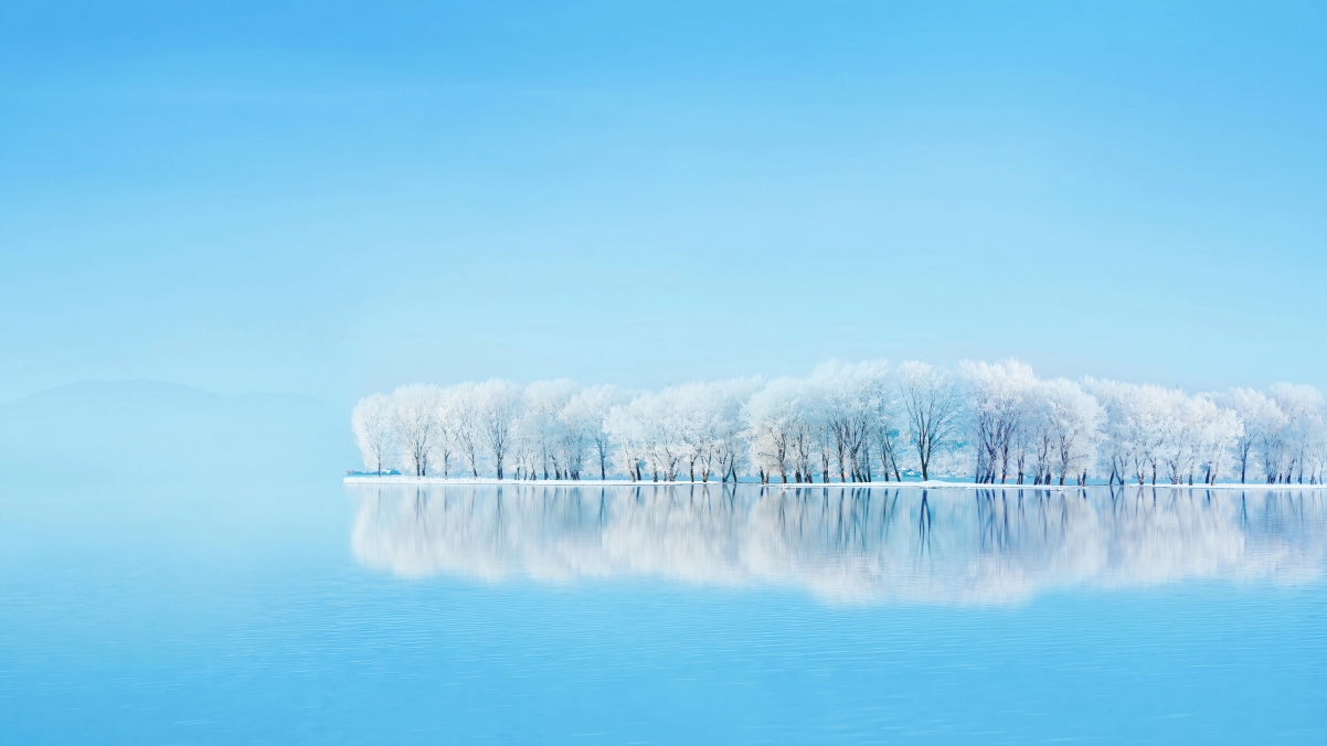 华为内置4K雪景壁纸，冬日湖水树林倒影，高清3840x2160下载欣赏