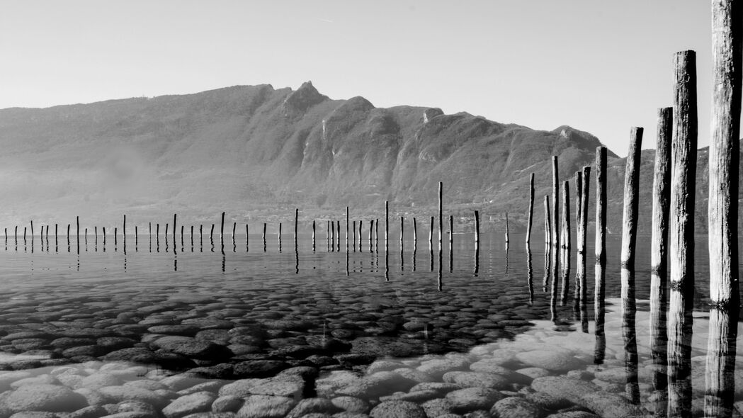 山湖相映，底部石桩黑白韵味，4K高清壁纸3840x2160下载