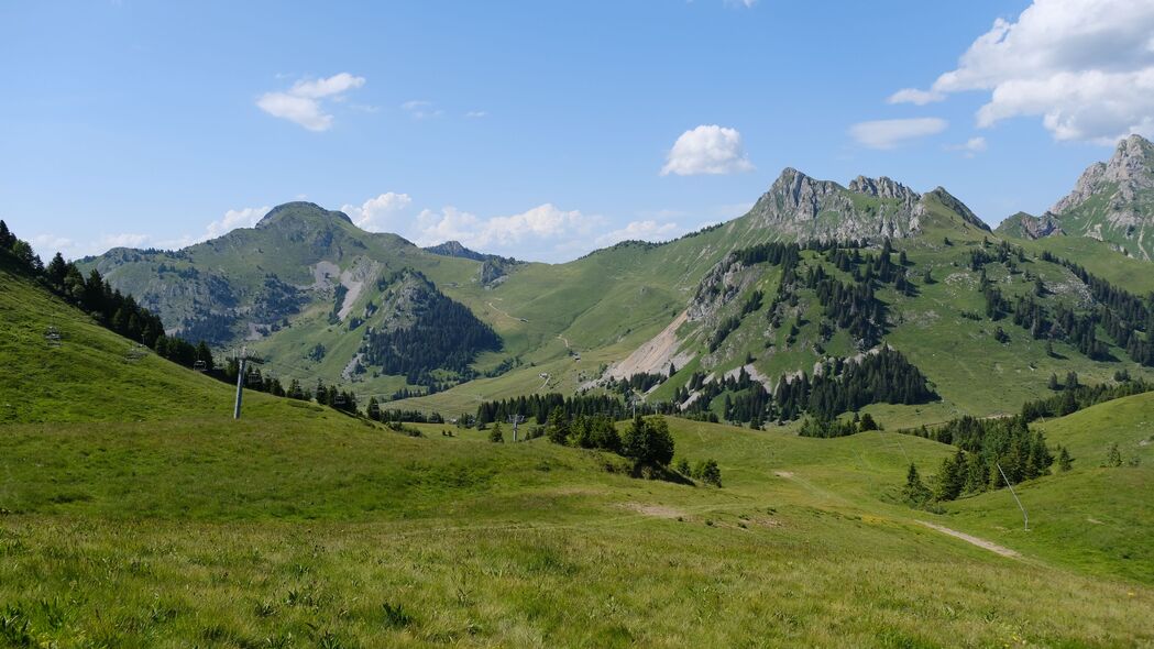 绝美山脉丘陵山谷风光，树木葱茏，4K高清壁纸3840x2160，免费下载