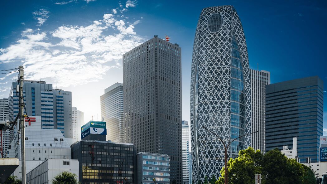 城市建筑美景，树木环抱，天空映衬，4K高清壁纸（3840x2160）免费下载