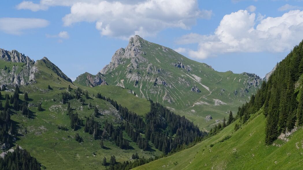 绝美山脉山谷风光，高清4K草树景观壁纸，3840x2160分辨率下载