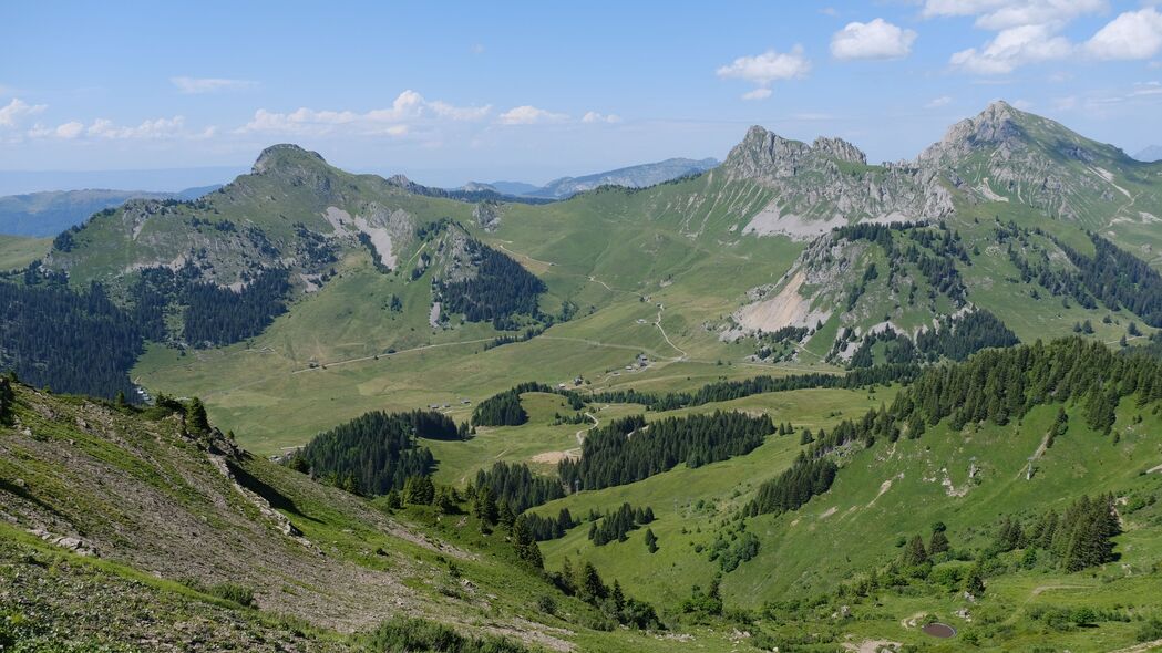 4K超清自然风光壁纸，山脉、山谷、树木与草地美景，3840x2160高清下载