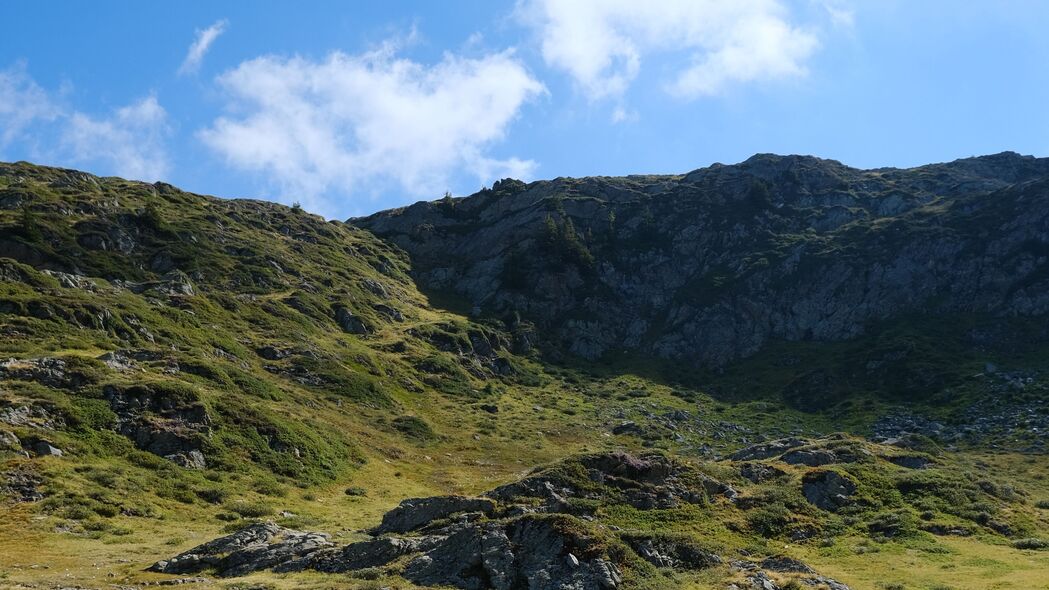 4K高清自然风景壁纸，丘陵山脉草地美景，3840x2160分辨率畅享下载