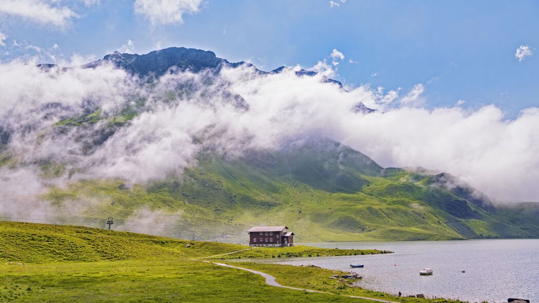 海岸山脉云景4K超高清壁纸，房子融入自然美景，3840x2160分辨率下载