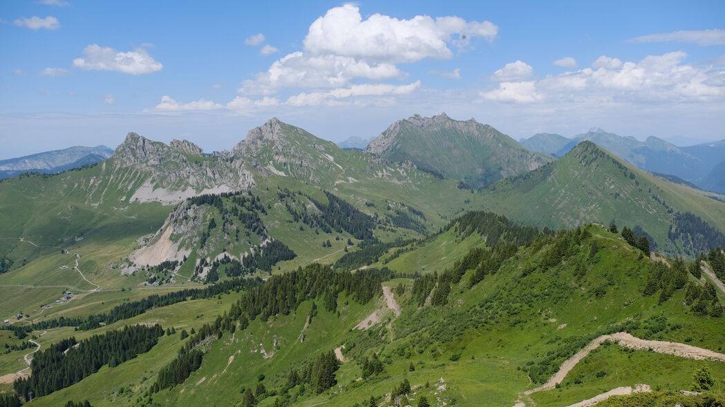 绝美山脉山谷4K风景壁纸，高清树木斜坡自然图像，3840x2160分辨率免费下载