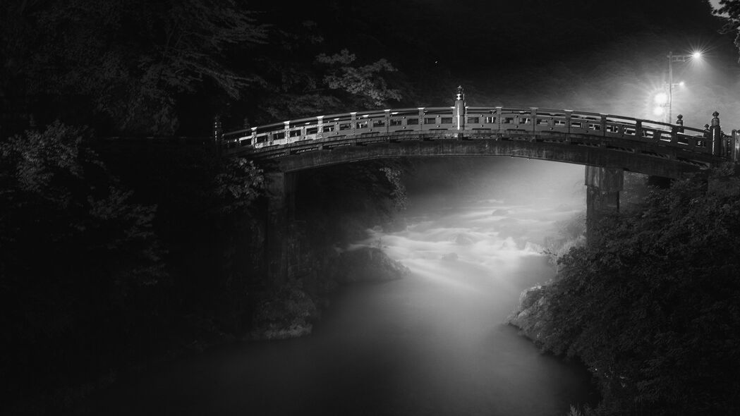 大桥横跨雾锁河流，黑白交织4K超清壁纸，3840x2160高清下载