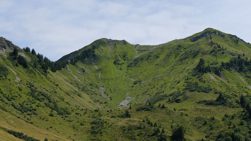 山景湖泊绝美4K壁纸，高清3840x2160斜坡风光，一键下载