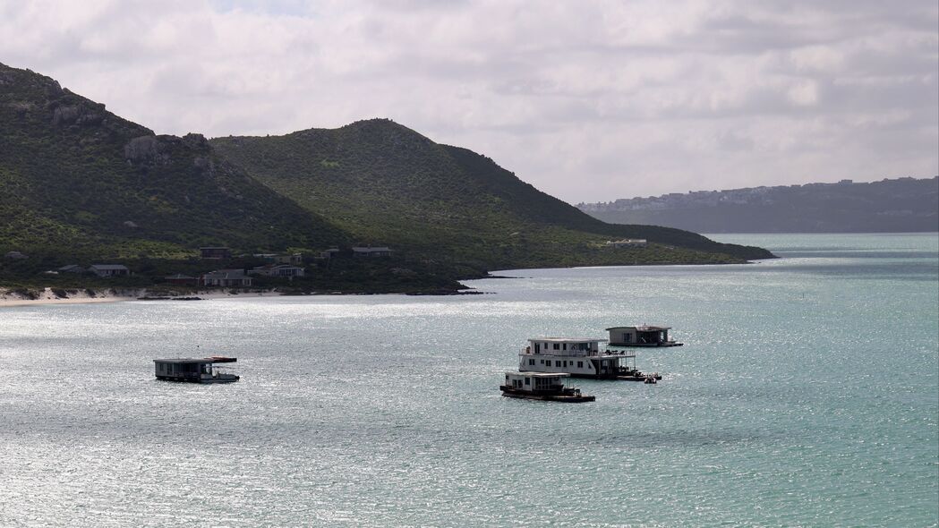 海船岸山美景尽在眼前，4K超清壁纸，3840x2160高清下载