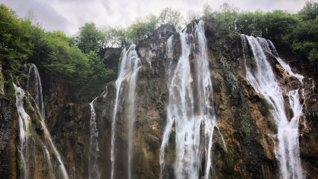 绝美瀑布悬崖岩石自然景观，4K超高清壁纸，3840x2160分辨率免费下载