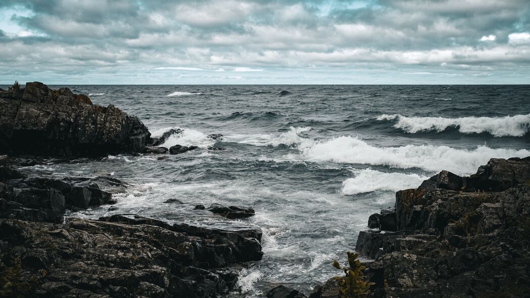 高清自然风光，海浪拍石，大海美景4K壁纸，3840x2160超高清下载
